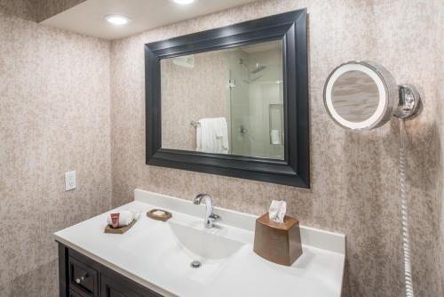 a bathroom with a sink and a mirror at The Creekside Inn in Palo Alto