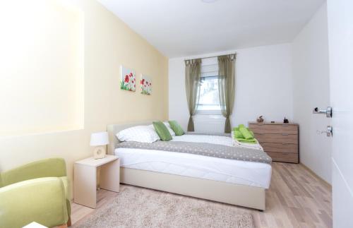 Un dormitorio blanco con una cama y una ventana. en Sunrise Inn Sarajevo, en Sarajevo