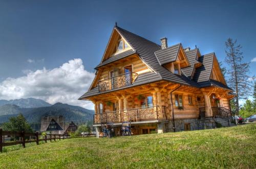 コシチェリスコにあるDworek na Klinieの丘の上の大木造家屋