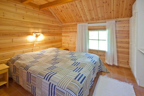 Кровать или кровати в номере Holiday Club Hannunkivi Cottages