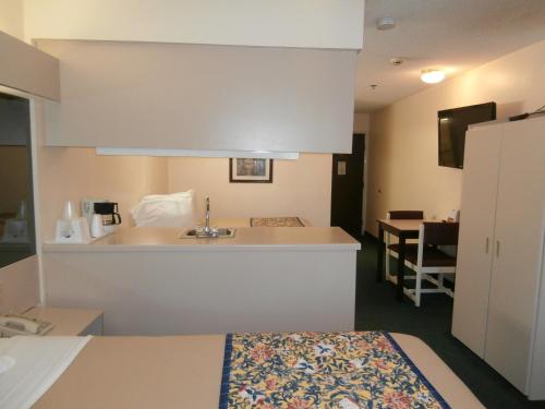 una habitación de hotel con cocina y fregadero en America's Best Value Inn & Suites-McDonough, en McDonough