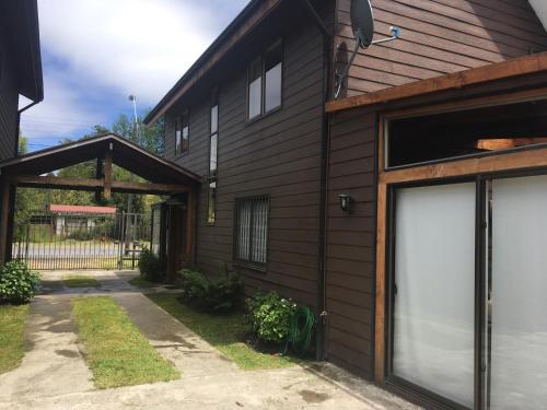 a house with a garage and a driveway at Casa Lican Ray in Licán Ray