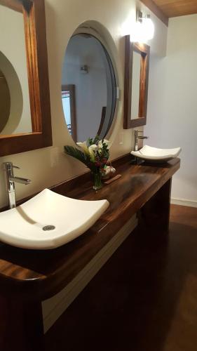 a bathroom with two sinks and a large mirror at Casa Ofelia in Mazunte