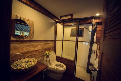 a bathroom with a toilet and a sink at Panvaree The Greenery in Ban Chieo Ko