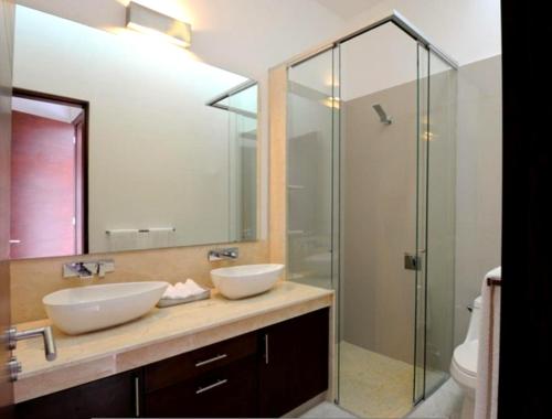 Ένα μπάνιο στο Luxury 2 Bedroom Bahia Principe Condo