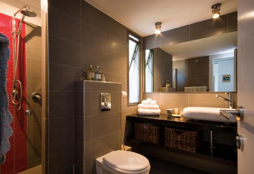 Ванная комната в Eshkol Housing Carmel Center: Forest retreat