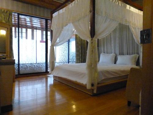 Una cama o camas en una habitación de Full Moon Spa