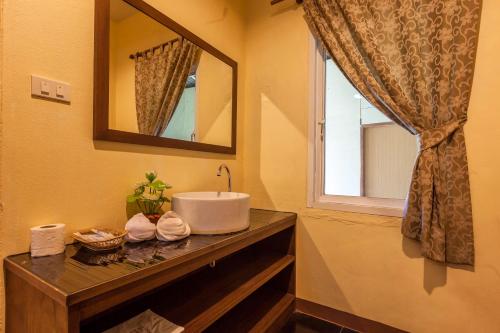 une salle de bain avec un lavabo et une fenêtre dans l'établissement Lanta Klong Nin Beach Resort, à Ko Lanta