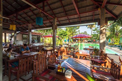 Majoituspaikan Lanta Klong Nin Beach Resort ravintola tai vastaava paikka