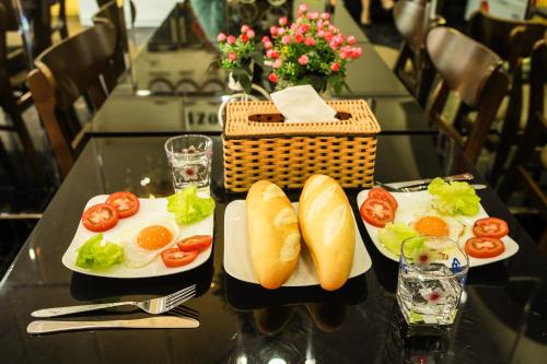 Bien Khoi Mini Hotel في هوى: طاولة عليها طبقين من الطعام