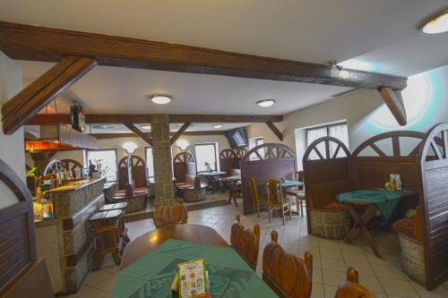 una vista aérea de un restaurante con mesas y sillas en Studánecký Medvěd, en Liberec