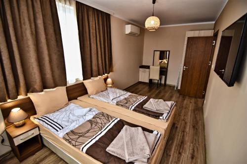 Postel nebo postele na pokoji v ubytování Zarevata Guest House