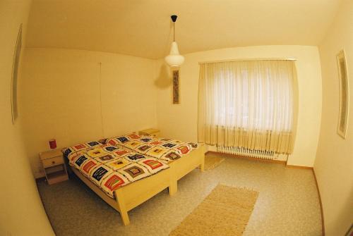 um quarto com uma cama grande e uma janela em Casa Agriturismo Mattei em Peccia