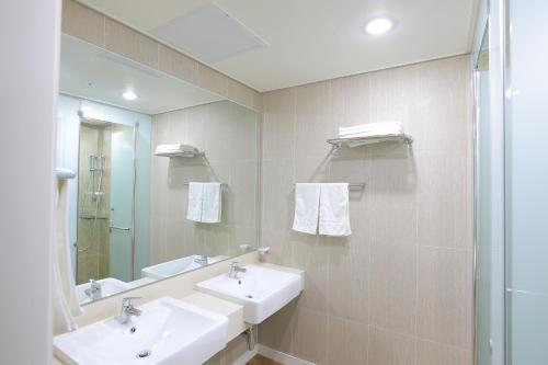 A bathroom at Yongpyong Resort