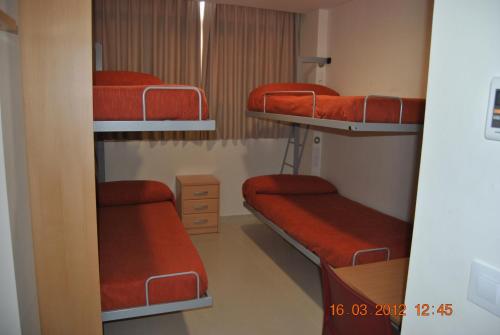 Albergue Inturjoven Jerez De La Fronteraにある二段ベッド