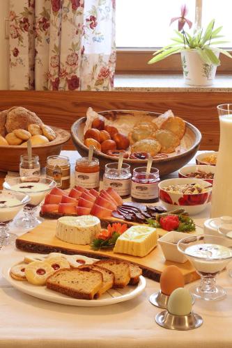 a table topped with lots of different types of food at Mudlerhof in Prateria