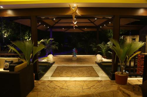 een patio met potplanten en een sterrenplafond bij Ramya Resort & Spa in Dakan Kotra