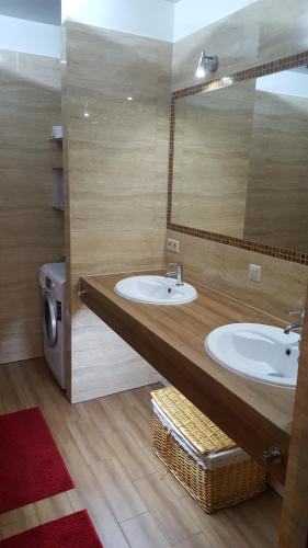 Ett badrum på Apartament na Wolanach
