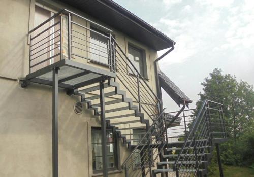 a set of stairs on the side of a building at Pokoje Gościnne z łazienkami przy Wrocławiu, darmowy parking in Długołęka