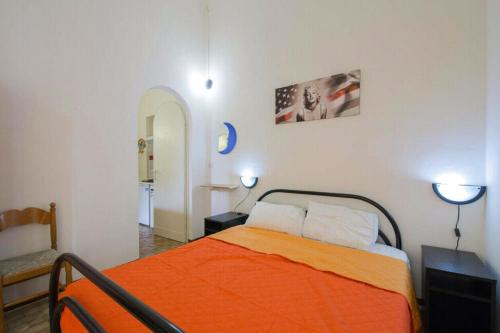 アスティにあるLocation Turistic by Heart of Asti CIR 00032のベッドルーム1室(オレンジ色の毛布付きのベッド1台付)