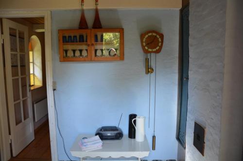 a room with a table with a radio on it at Havehøjegaard in Borre