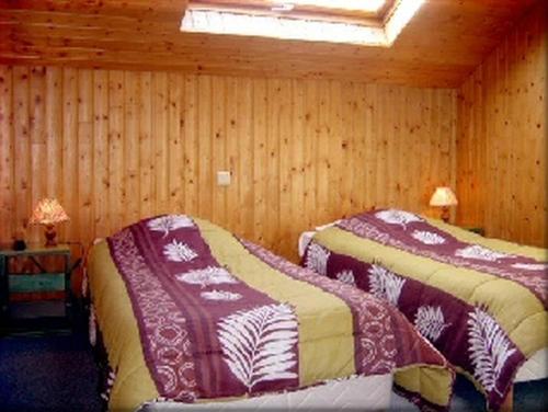 Tempat tidur dalam kamar di Hotel Les Sapins