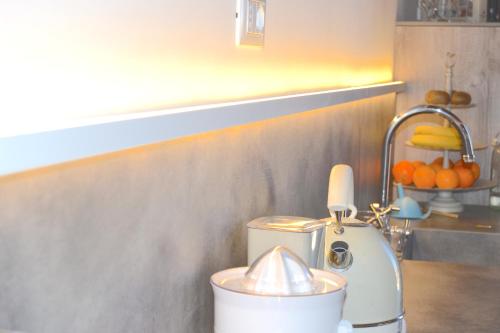 a kitchen counter with a juicer on top of a mixer at B&B il Barbero in Siena
