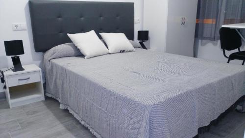Postel nebo postele na pokoji v ubytování Temporary Alicante TM