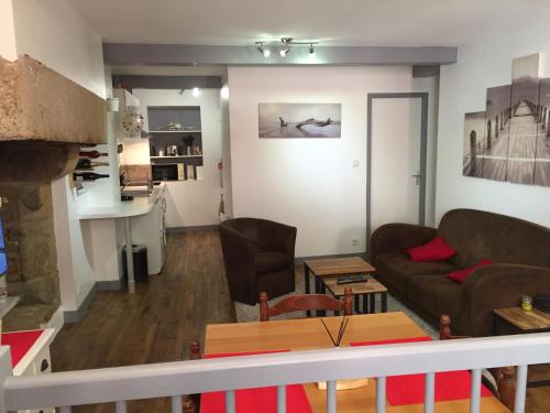 una sala de estar con un sofá y una mesa en Appartement T3 en souplex sur le port de Saint Goustan, en Auray