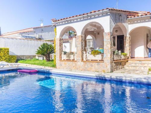 Villa con piscina frente a una casa en Belvilla by OYO La Caleta en L'Escala