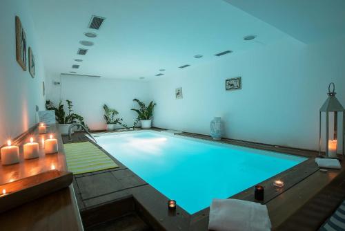 una gran piscina con iluminación azul en una habitación en Il San Francesco Charming Hotel, en Sabaudia