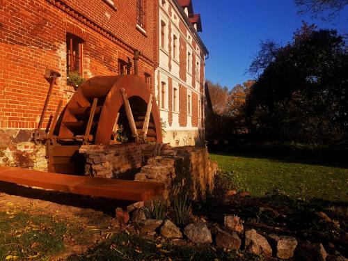 a brick building with a water fountain next to it at Leniwka in Świebodzin