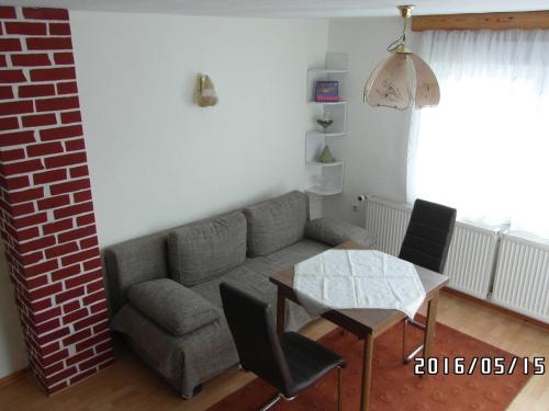 een woonkamer met een bank en een tafel bij Ferienhaus Amarell in Breitenbach