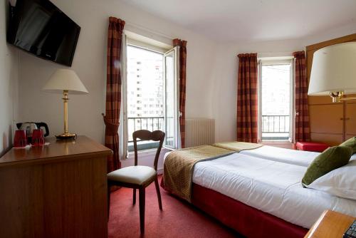 Un pat sau paturi într-o cameră la Hôtel France Eiffel