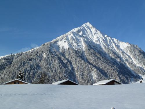 Vista generica sulle montagne o vista sulle montagne dall'interno dell'affittacamere