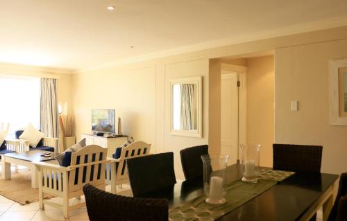 comedor con mesa y sillas y comedor en Quarterdeck 17, en St Francis Bay