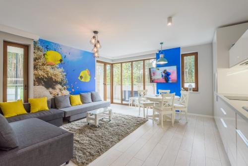 un soggiorno con divano e tavolo di Apartamenty NCNK Baltic Park PREMIUM w Stegnie - 500 m do plaży a Stegna