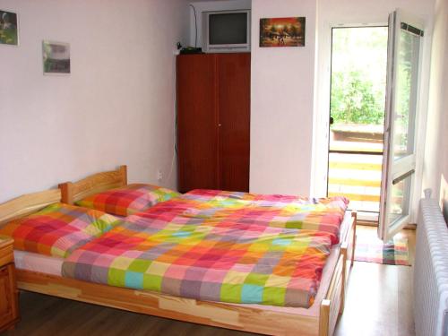 Tempat tidur dalam kamar di Forester Apartment Zuberec