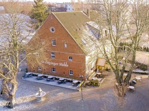 une vue aérienne sur un grand bâtiment en briques dans l'établissement Alt Enginger Mühle, à Paderborn