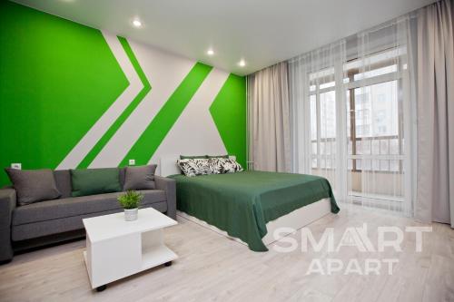 エカテリンブルクにあるSmart Apartの緑のベッドルーム(ベッド1台、ソファ付)