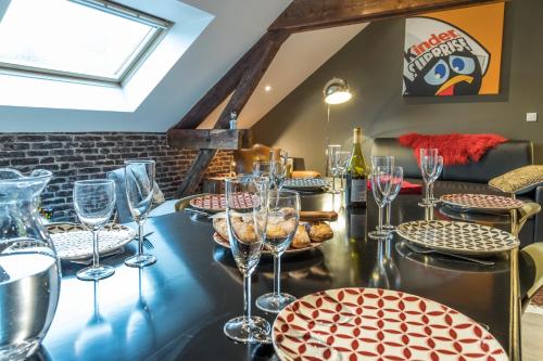 a table with wine glasses on top of it at Gite "le millésime" in Épernay