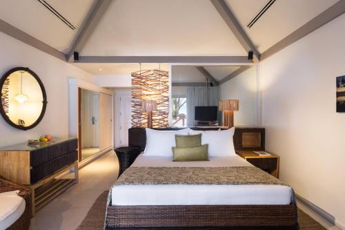 Ліжко або ліжка в номері Taj Coral Reef Resort & Spa - Premium All Inclusive with Free Transfers