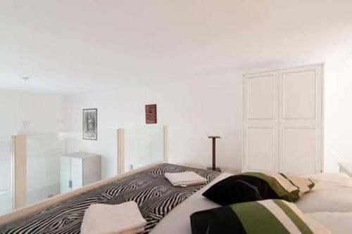 ウッジャーノ・ラ・キエーザにあるBellissima casa a pochi passi da Otrantoのベッドルーム1室(シマウマ模様のシーツが施された大型ベッド1台付)