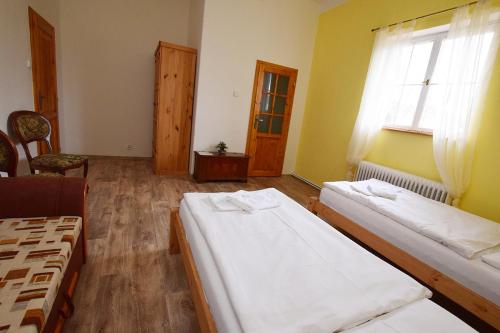 Postel nebo postele na pokoji v ubytování Penzion Klášter