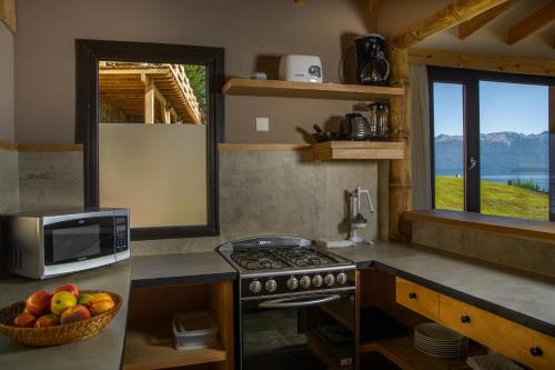 una cocina con fogones y un bol de fruta en Correntoso TownHouses, en Villa La Angostura