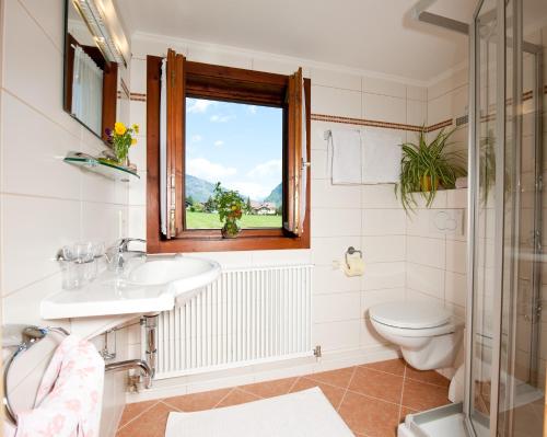 Uma casa de banho em ZITTRAUERHOF - Urlaub am Bauernhof Gastein
