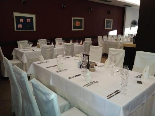 Un restaurante u otro lugar para comer en Kendros Hotel
