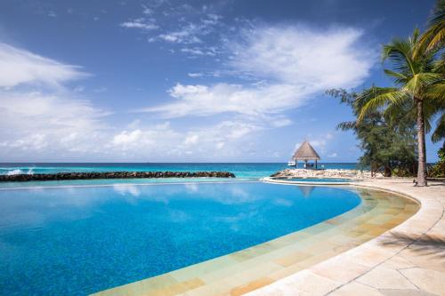 สระว่ายน้ำที่อยู่ใกล้ ๆ หรือใน Taj Coral Reef Resort & Spa - Premium All Inclusive with Free Transfers