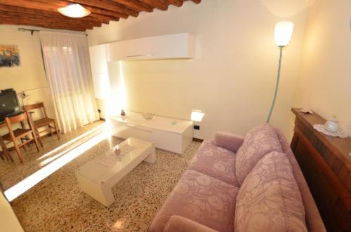 ein Wohnzimmer mit einem Sofa und einem Tisch in der Unterkunft Casa Daniel in Cappella