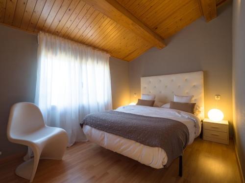 ボルターニャにあるEl Despertarのベッドルーム1室(ベッド1台、椅子、窓付)